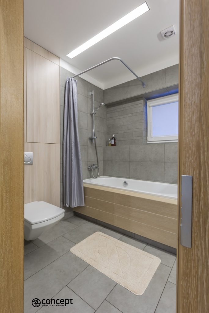 graue Fliesen im modernen Badezimmer mit Holztüren