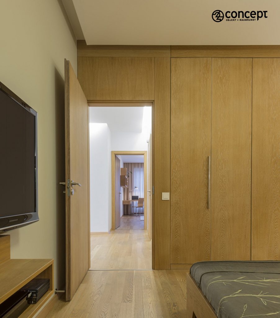 Holzbekleidung für Wand mit Tür und Einbauschrank