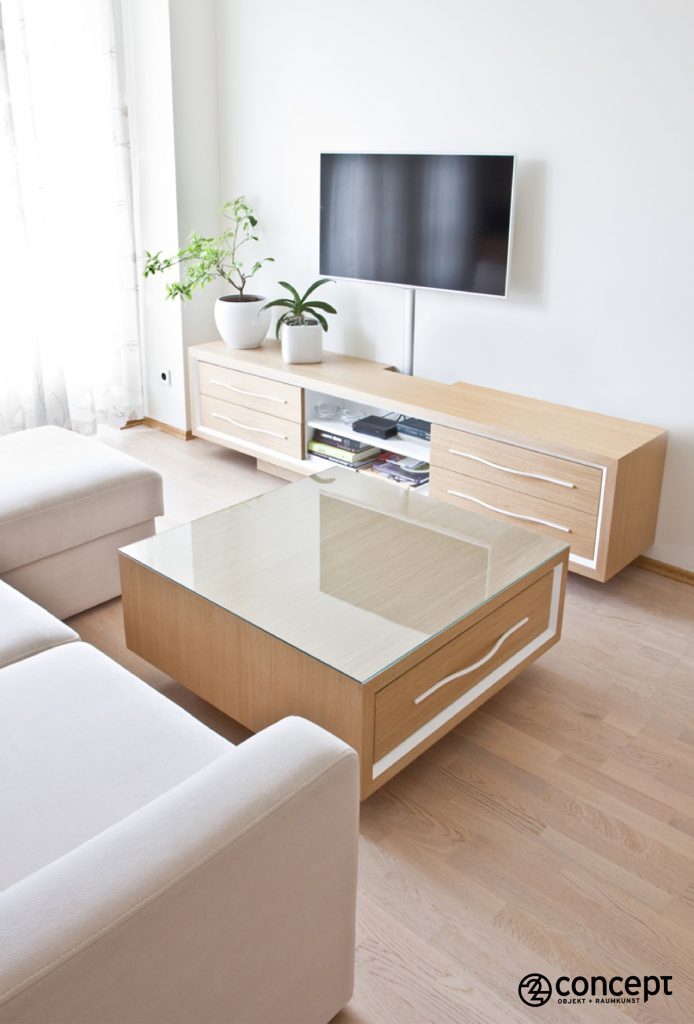 TV-Ständer und maßgefertigte Wohnzimmer-Möbel im offenen Wohnraum